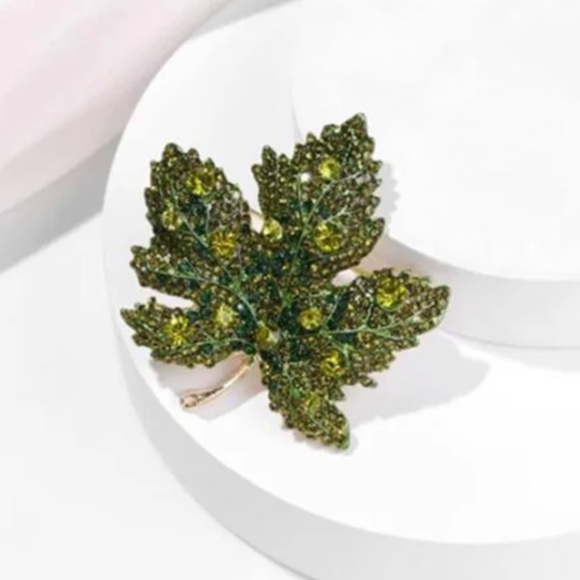 ❤️3/$36 Beautiful Green Diamonte Canadian Maple Leaf Golden Enamel Brooch Brand - Picture 1 of 4